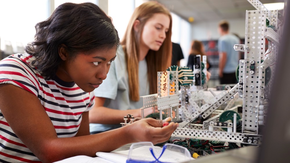 Classroom_Students_ScienceLab_Indoor_GettyImages-1133836255